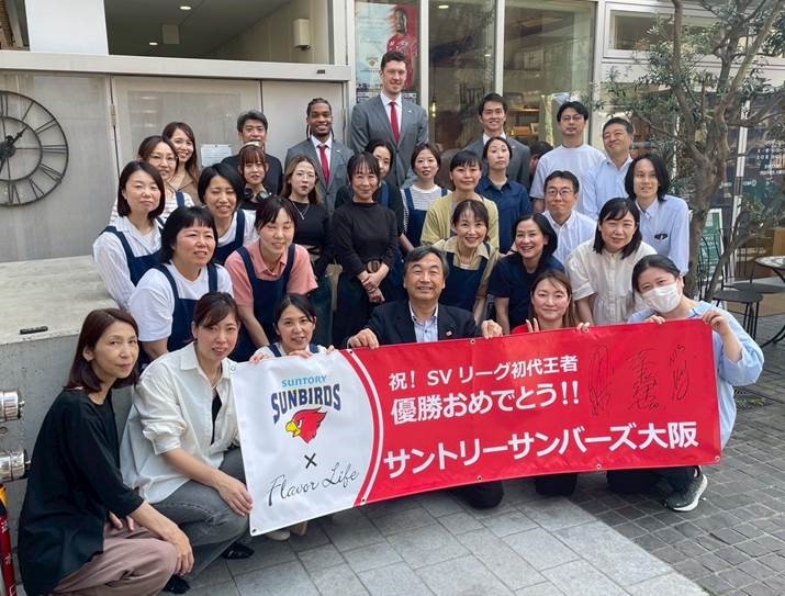 サントリーサンバーズ大阪の選手と集合写真
